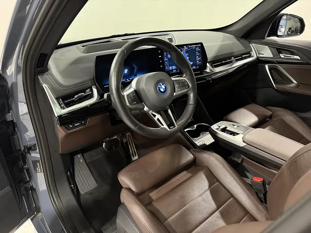 BMW iX1 xDrive M - Thumbnail 9