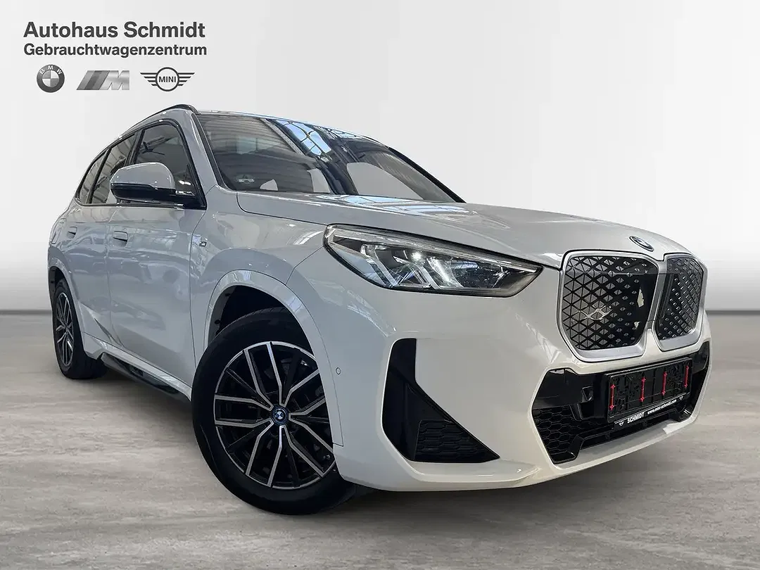 BMW iX1 xDrive M - Thumbnail 6