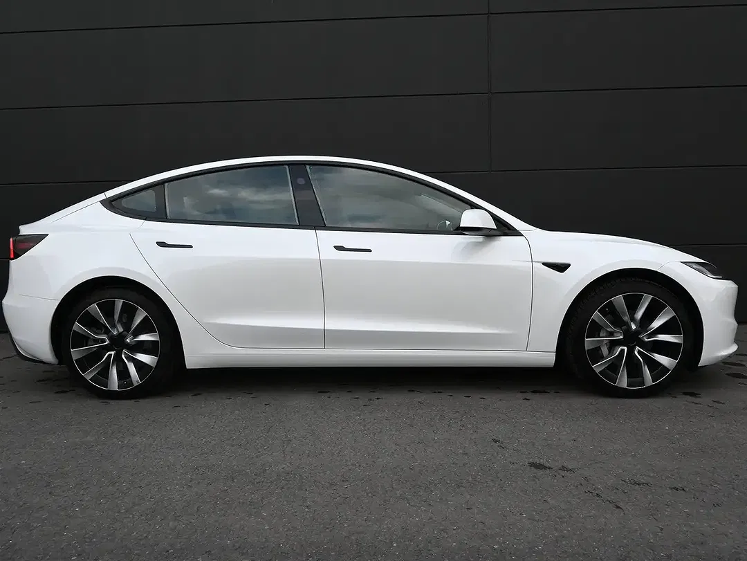 Tesla Model 3 AWD Dual Motor Long Range - Thumbnail 9