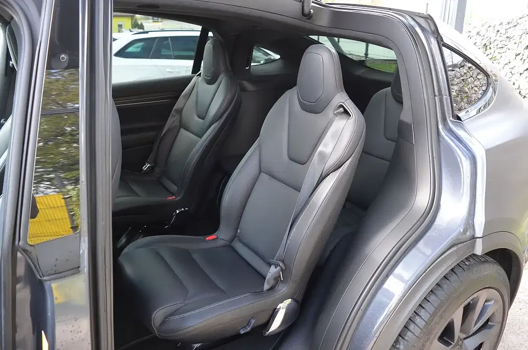 Tesla Model X Plaid - Thumbnail 8