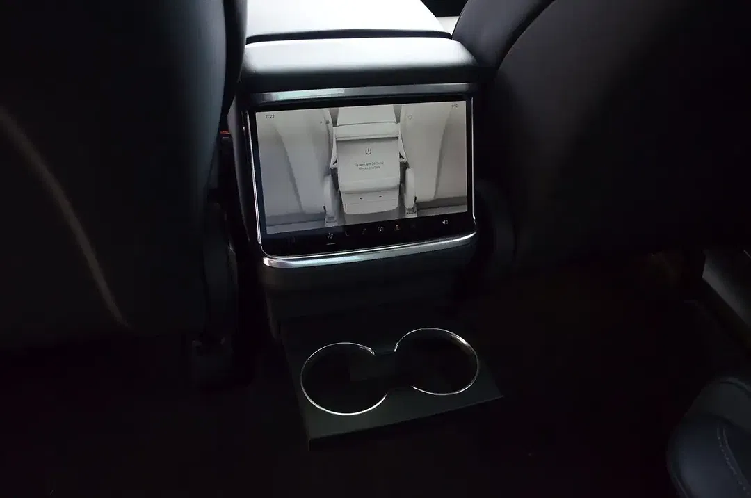 Tesla Model X Plaid - Thumbnail 9