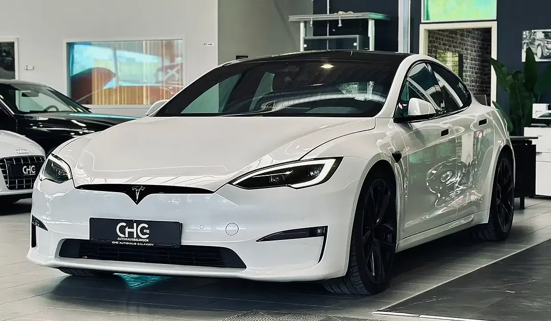 Tesla Model S Plaid - Thumbnail 3