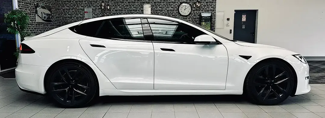Tesla Model S Plaid - Thumbnail 4