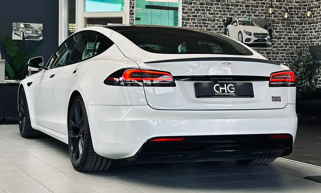 Tesla Model S Plaid - Thumbnail 6