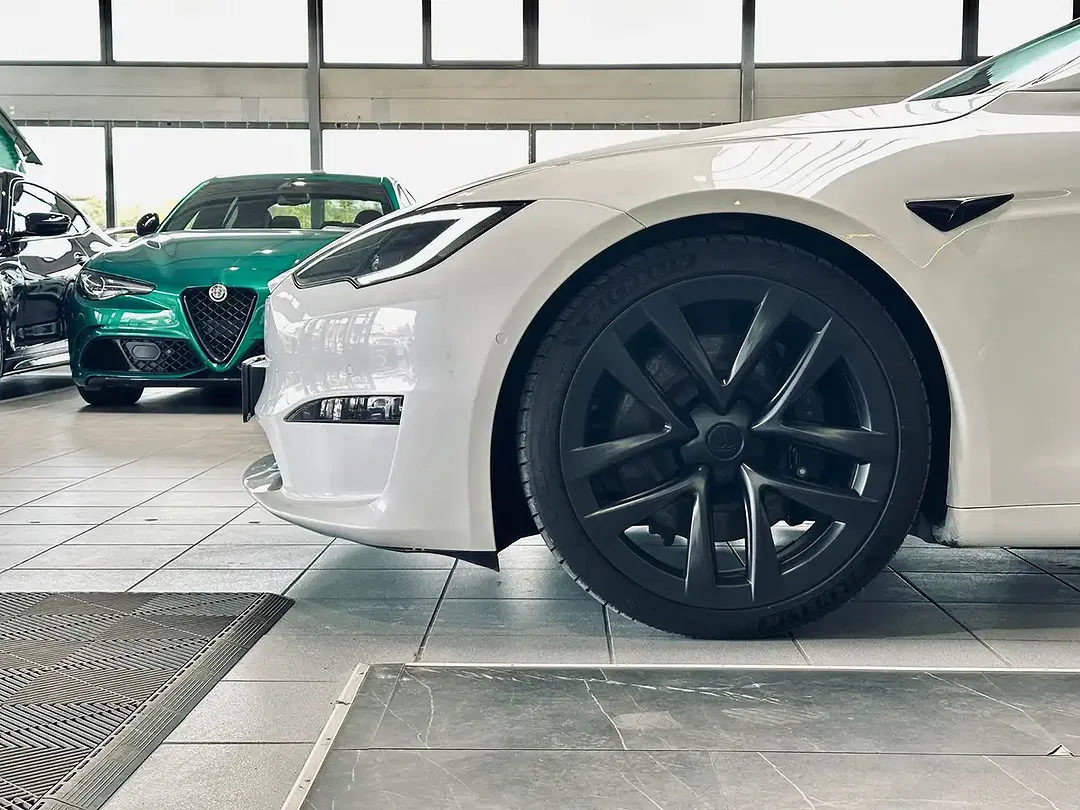 Tesla Model S Plaid - Thumbnail 9