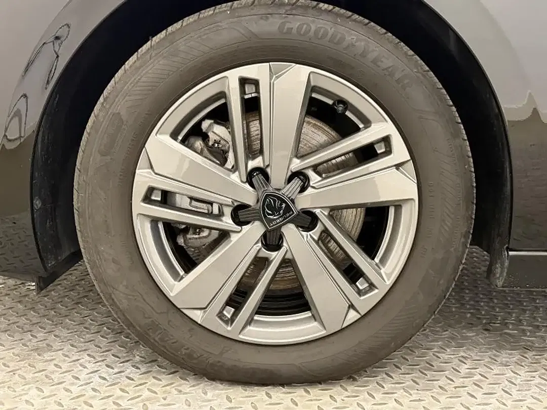 Peugeot 308 - Thumbnail 11