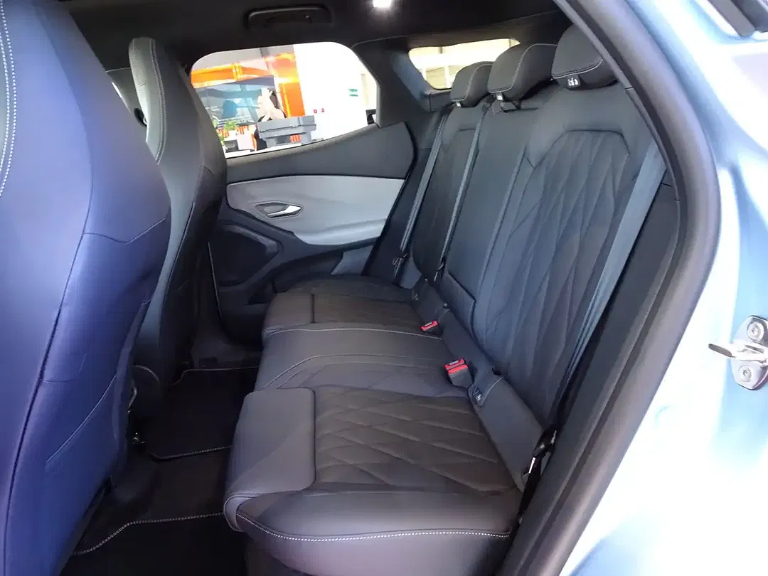 Ford Explorer Premium - Thumbnail 21