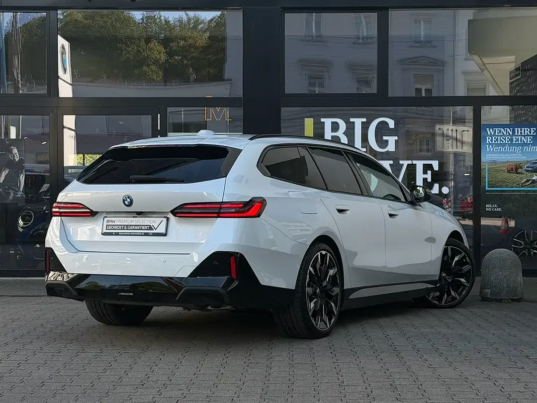 BMW 550 xDrive M Sport Pro - Thumbnail 2