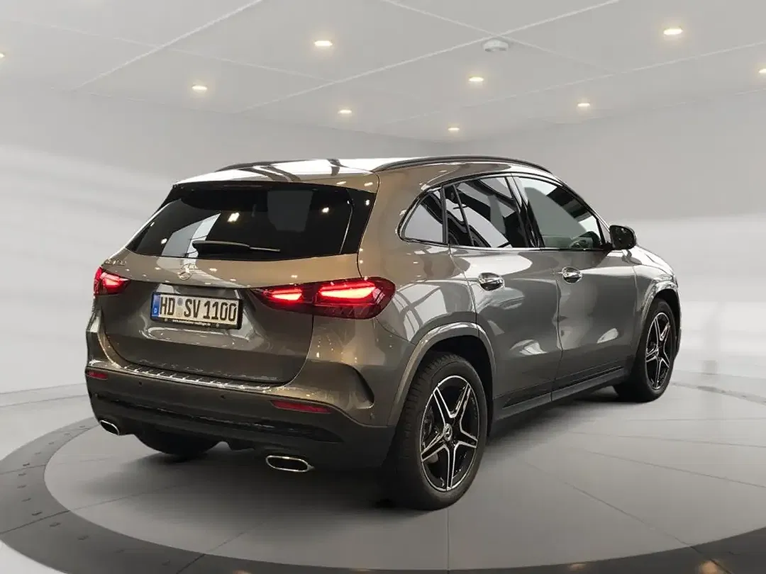 Mercedes-Benz GLA 180 AMG MBUX Night - foto 2