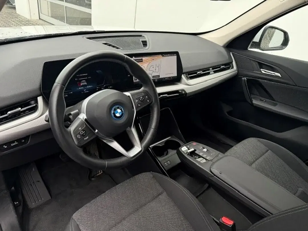 BMW iX1 xDrive - Thumbnail 5