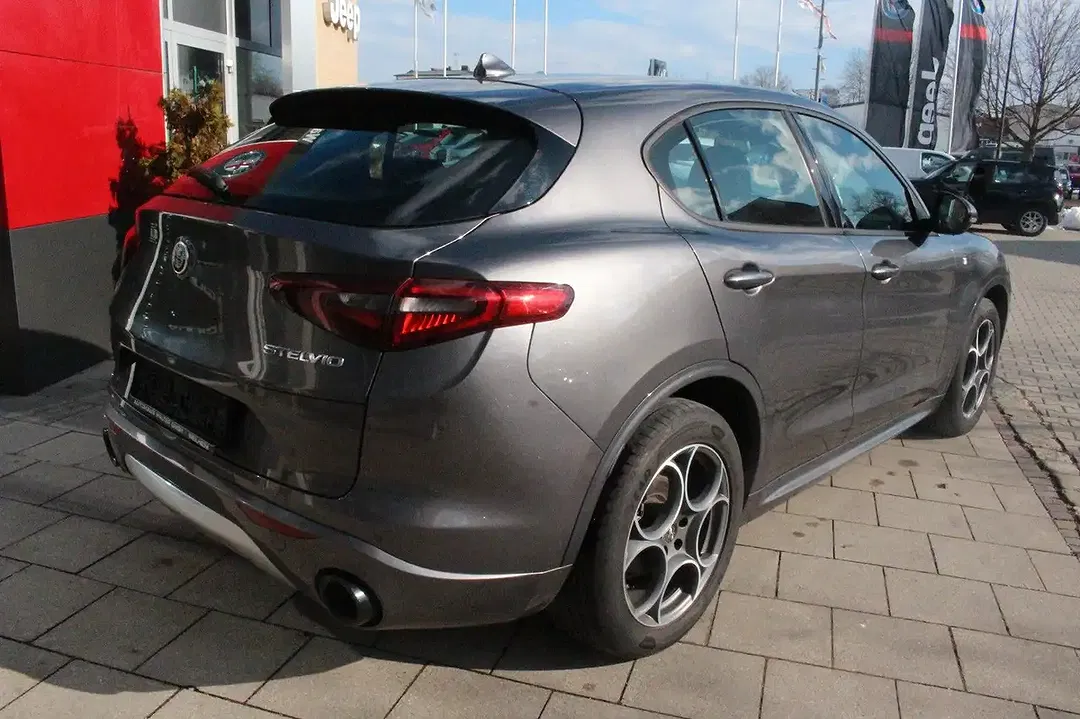 Alfa Romeo Stelvio Q4 Ti - Thumbnail 3