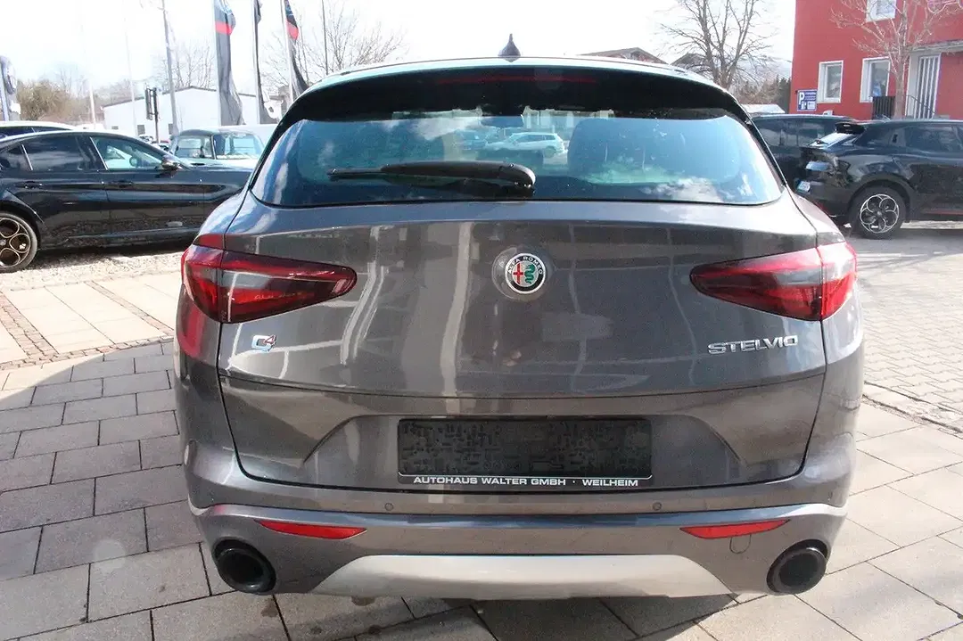 Alfa Romeo Stelvio Q4 Ti - Thumbnail 4