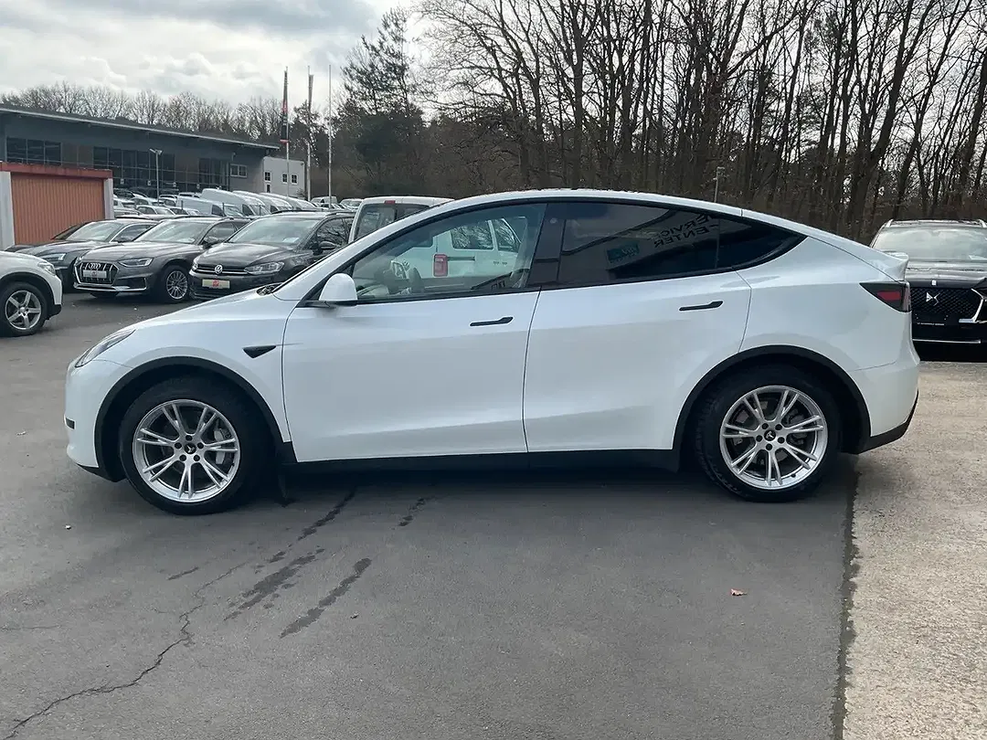 Tesla Model Y RWD - Thumbnail 8