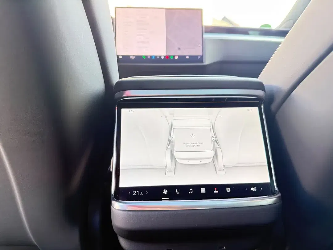 Tesla Model S Plaid - Thumbnail 13