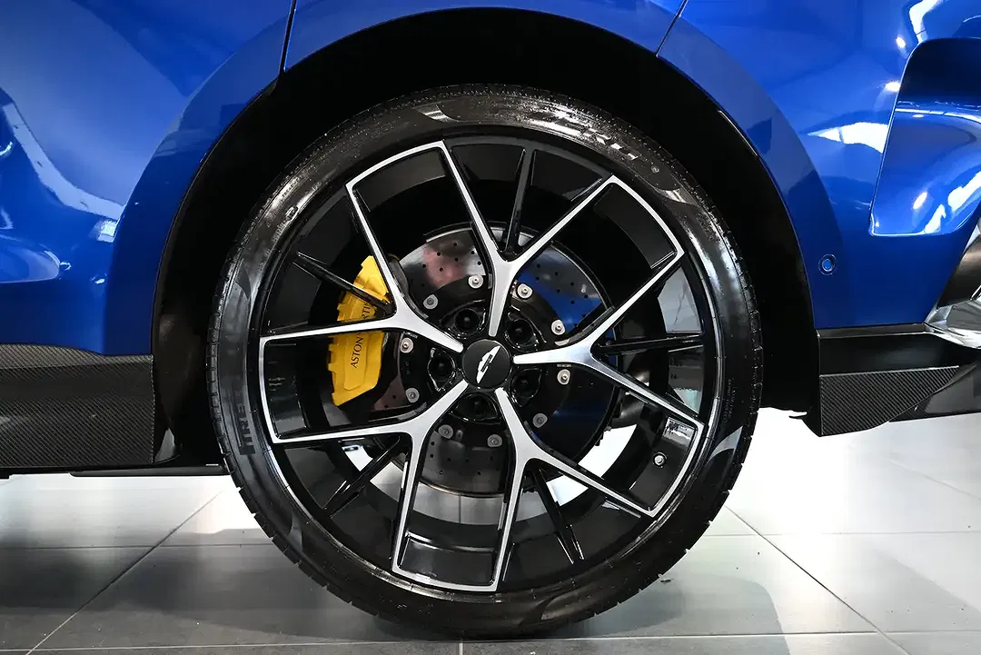 Aston Martin DBX 707 - foto 15