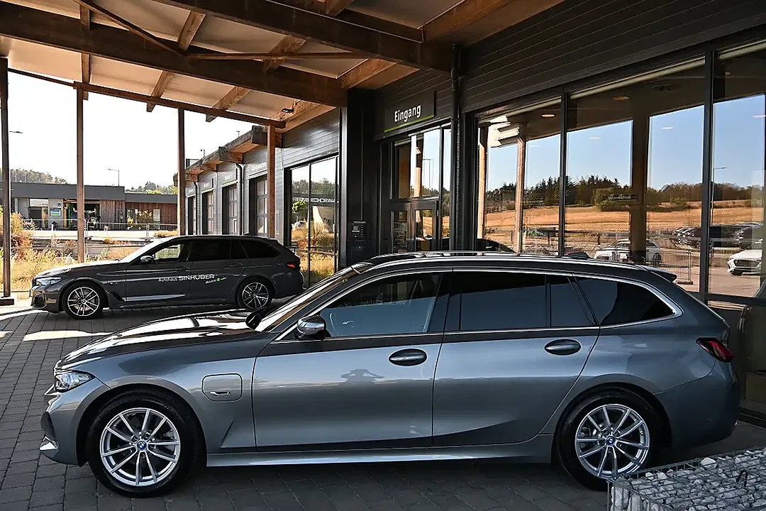 BMW 320 PHEV AUT Touring - Thumbnail 2