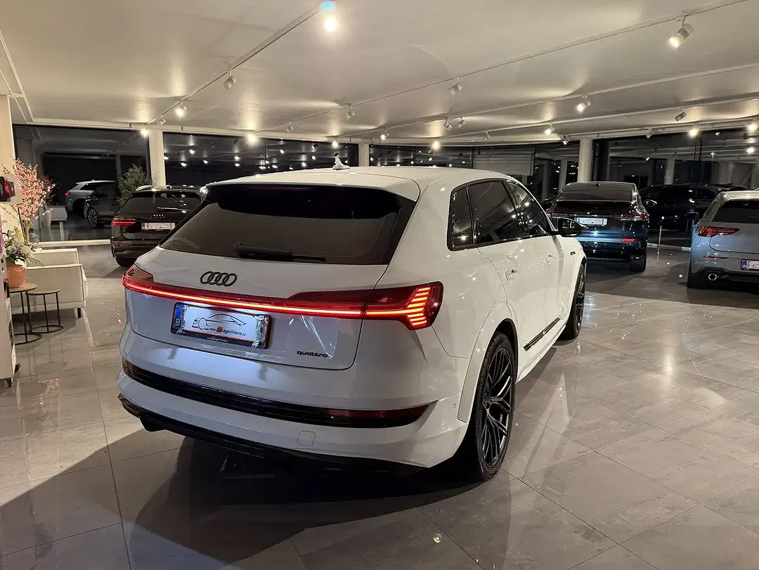 Audi SQ8 e-tron quattro RS - foto 15