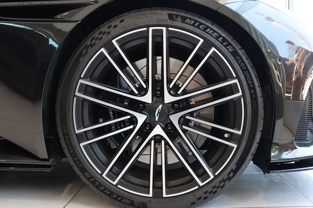 Aston Martin DB12 Coupe - Thumbnail 7