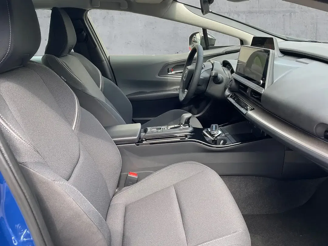 Toyota Prius PHEV - Thumbnail 13