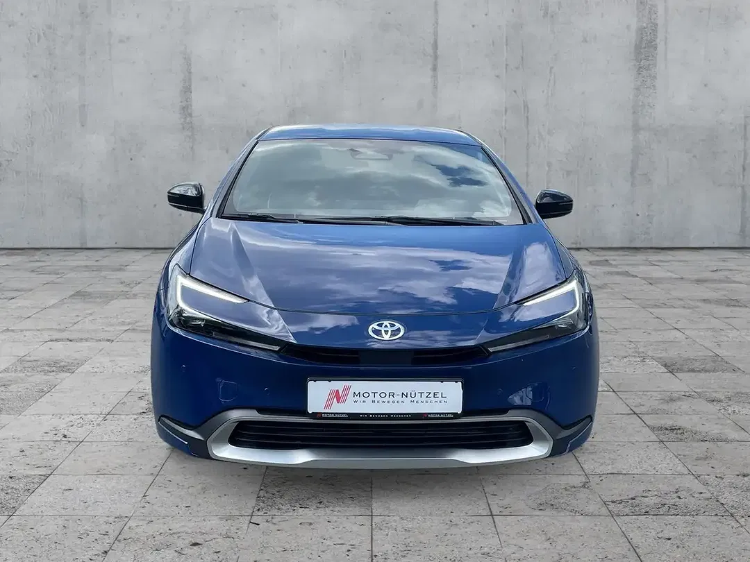 Toyota Prius PHEV - Thumbnail 3