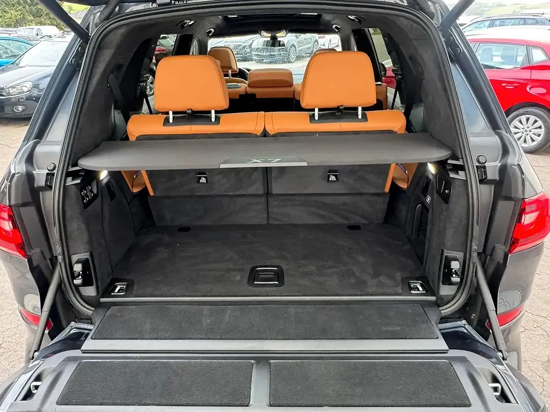 BMW X7 M Sport Lounge - Thumbnail 23