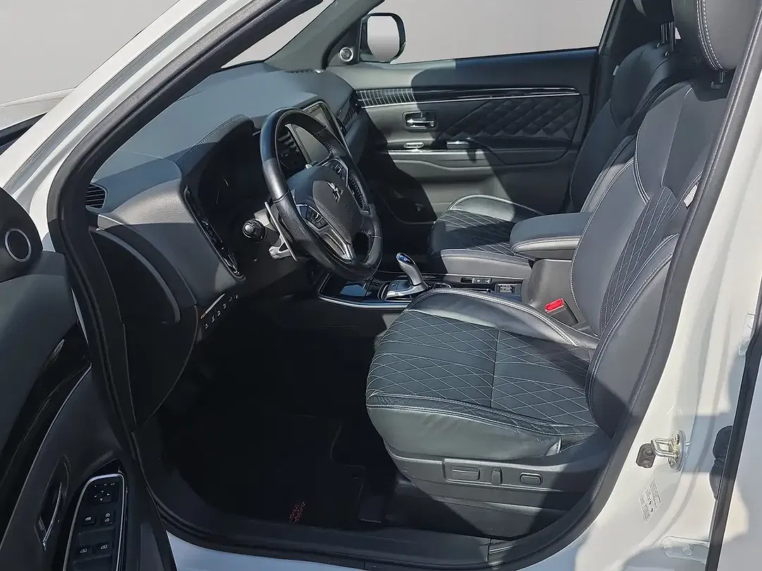 Mitsubishi Outlander PHEV 4WD Top - Thumbnail 11