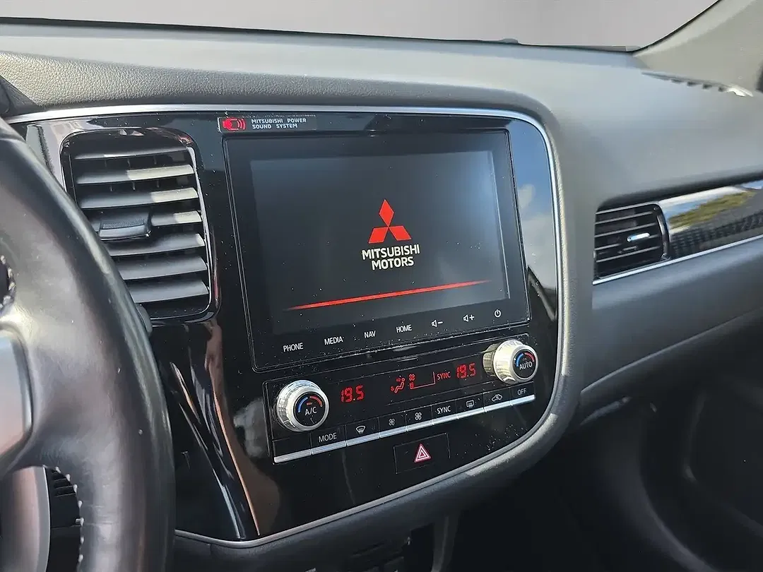 Mitsubishi Outlander PHEV 4WD Top - Thumbnail 14