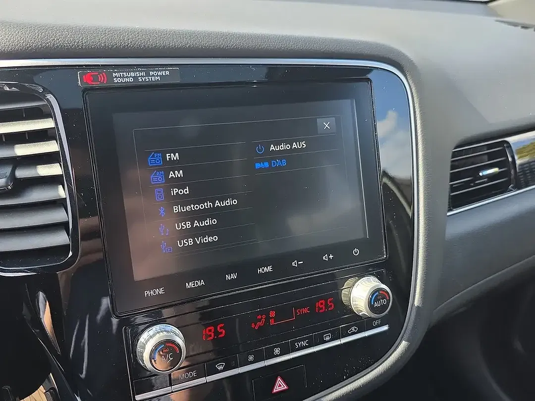 Mitsubishi Outlander PHEV 4WD Top - Thumbnail 16