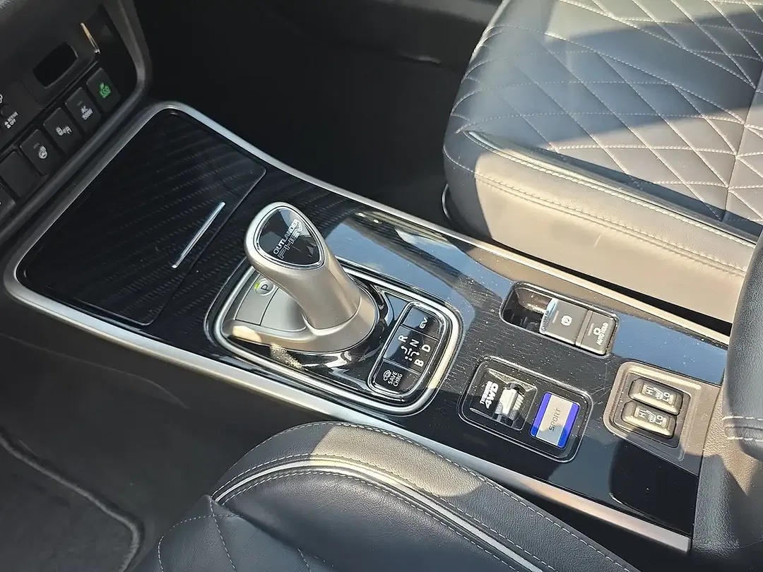 Mitsubishi Outlander PHEV 4WD Top - Thumbnail 20