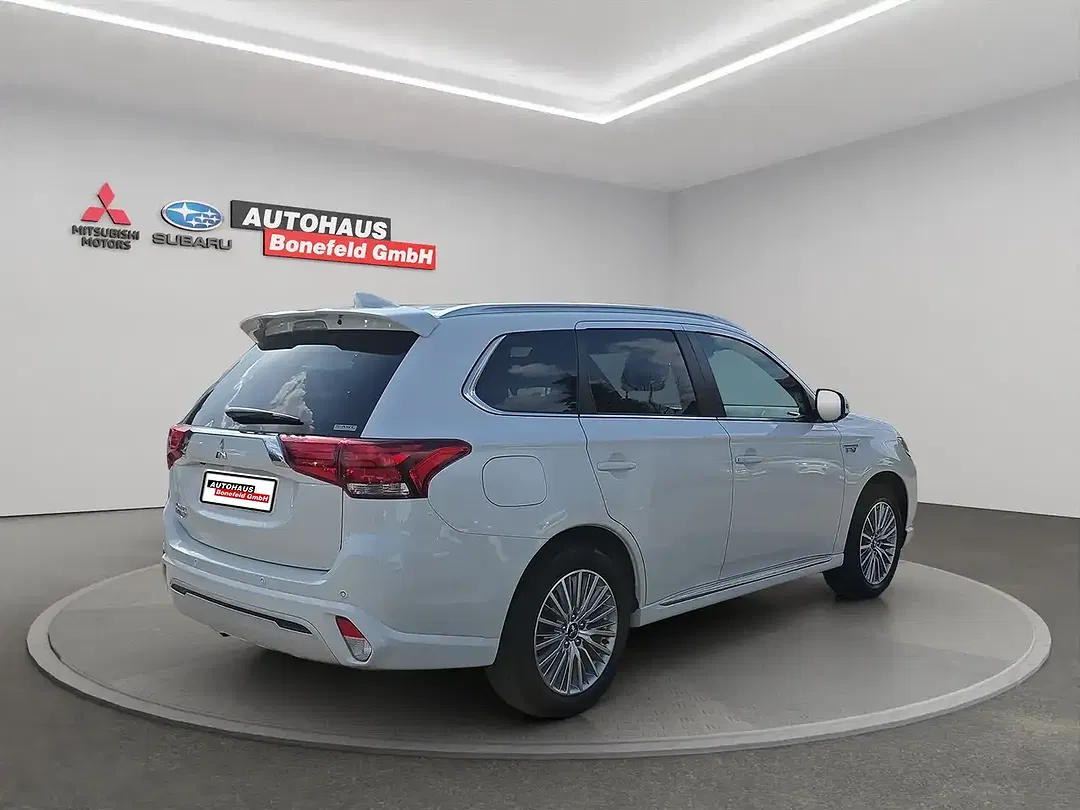 Mitsubishi Outlander PHEV 4WD Top - Thumbnail 3