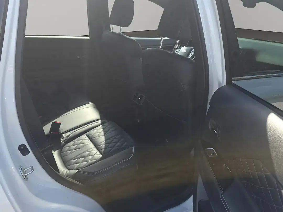 Mitsubishi Outlander PHEV 4WD Top - Thumbnail 8