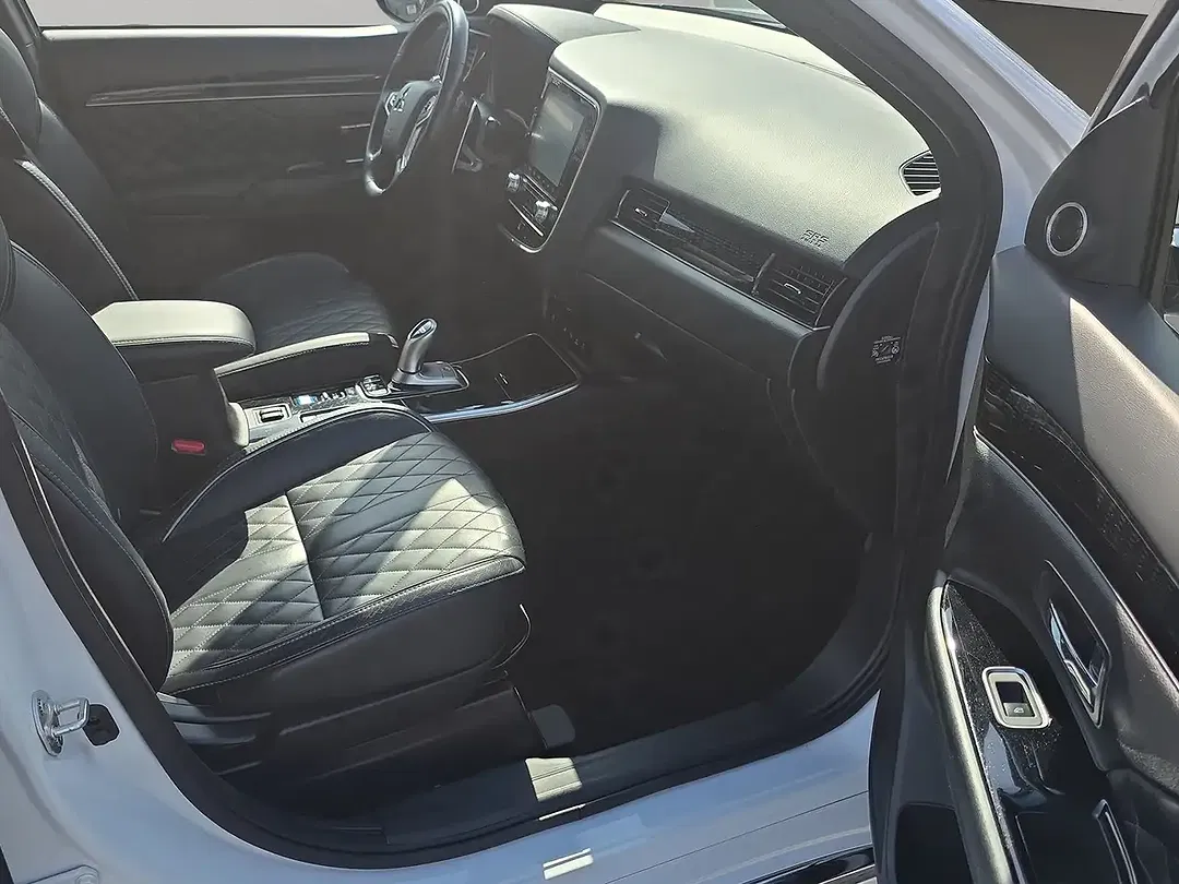 Mitsubishi Outlander PHEV 4WD Top - Thumbnail 9