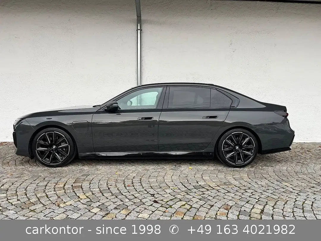 BMW 750 Lounge - Thumbnail 1