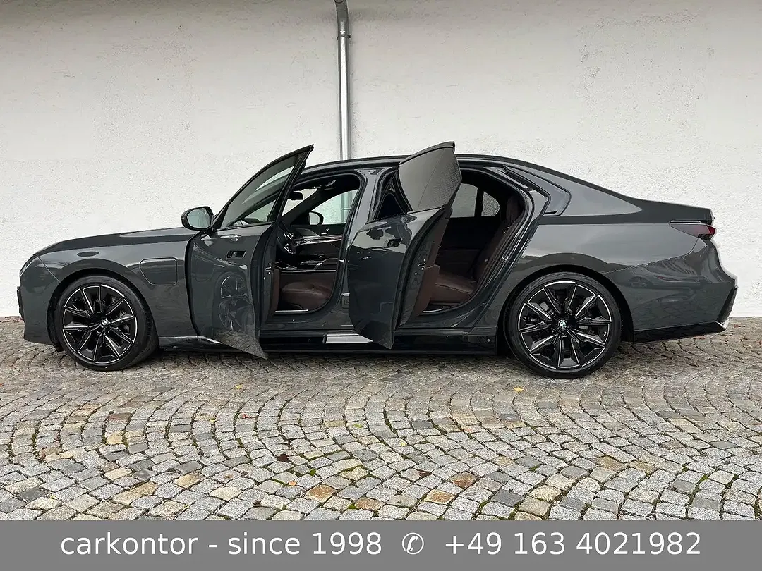 BMW 750 Lounge - Thumbnail 2