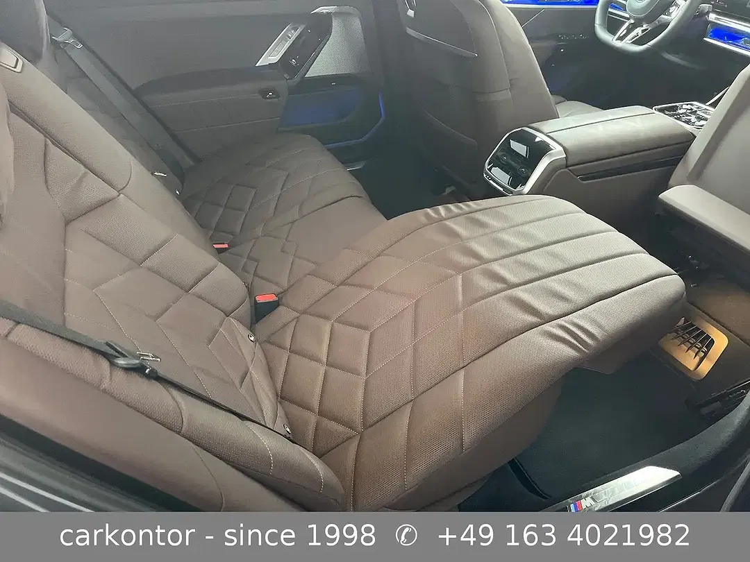 BMW 750 Lounge - Thumbnail 4