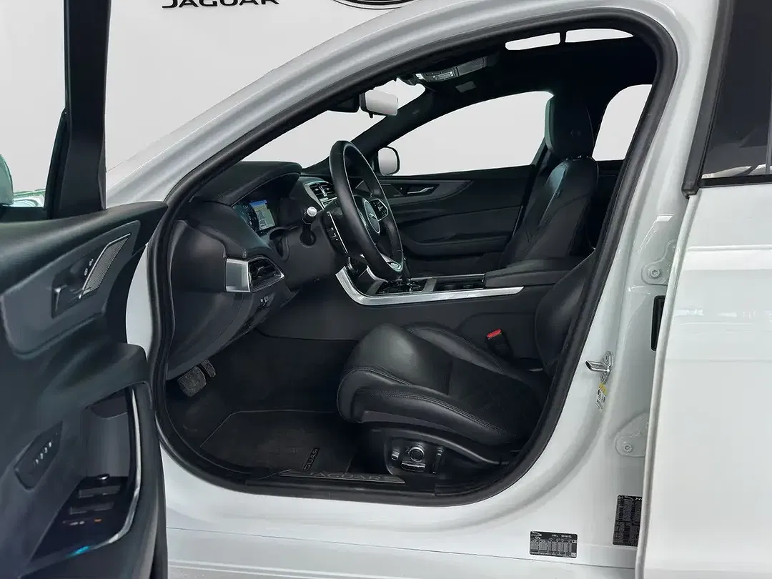 Jaguar XE P250 HSE - Thumbnail 11