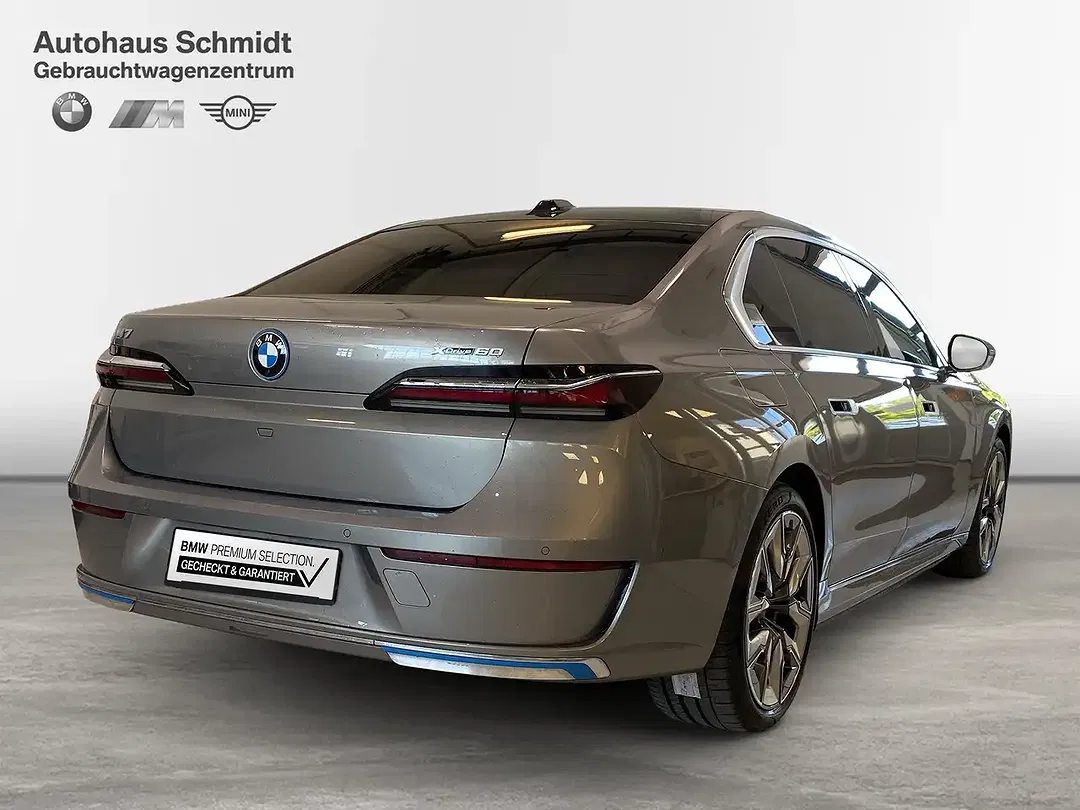BMW i7 xDrive - Thumbnail 3