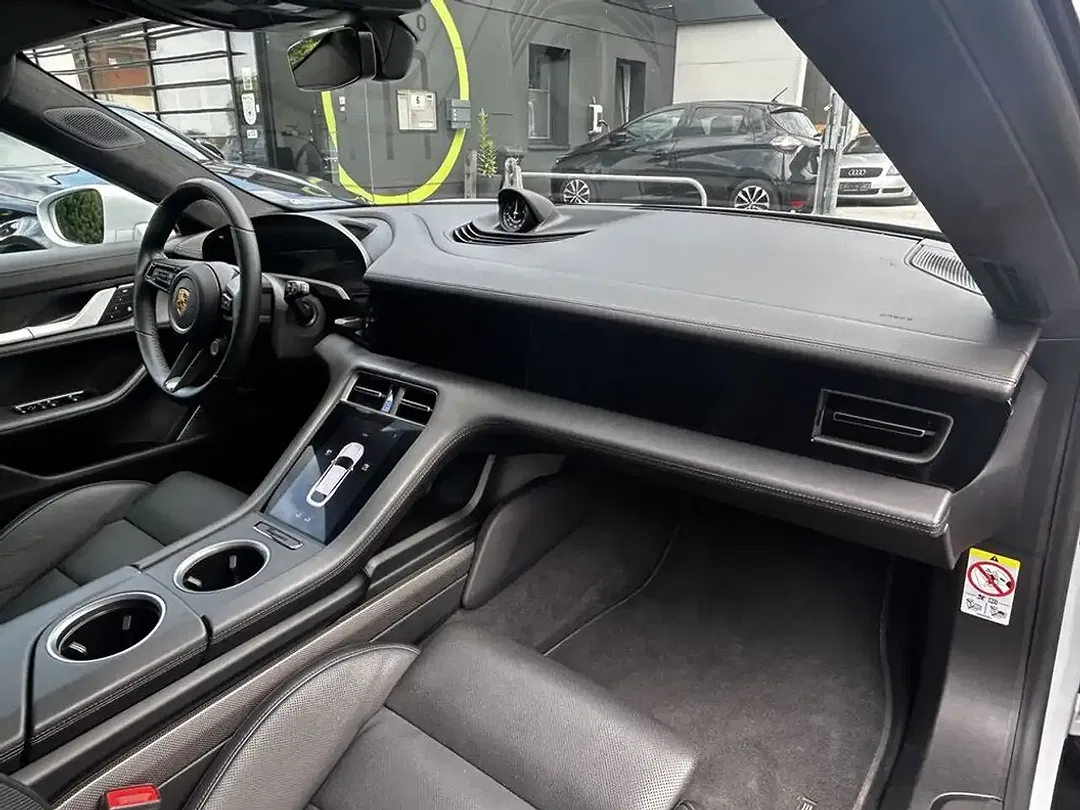 Porsche Taycan Turbo S - Thumbnail 10