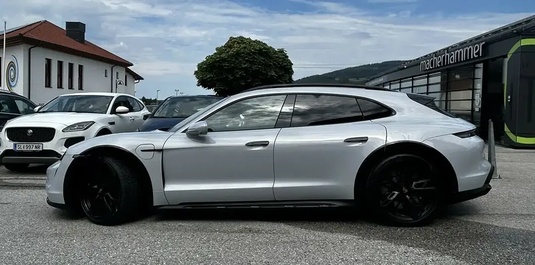 Porsche Taycan Turbo S - Thumbnail 2
