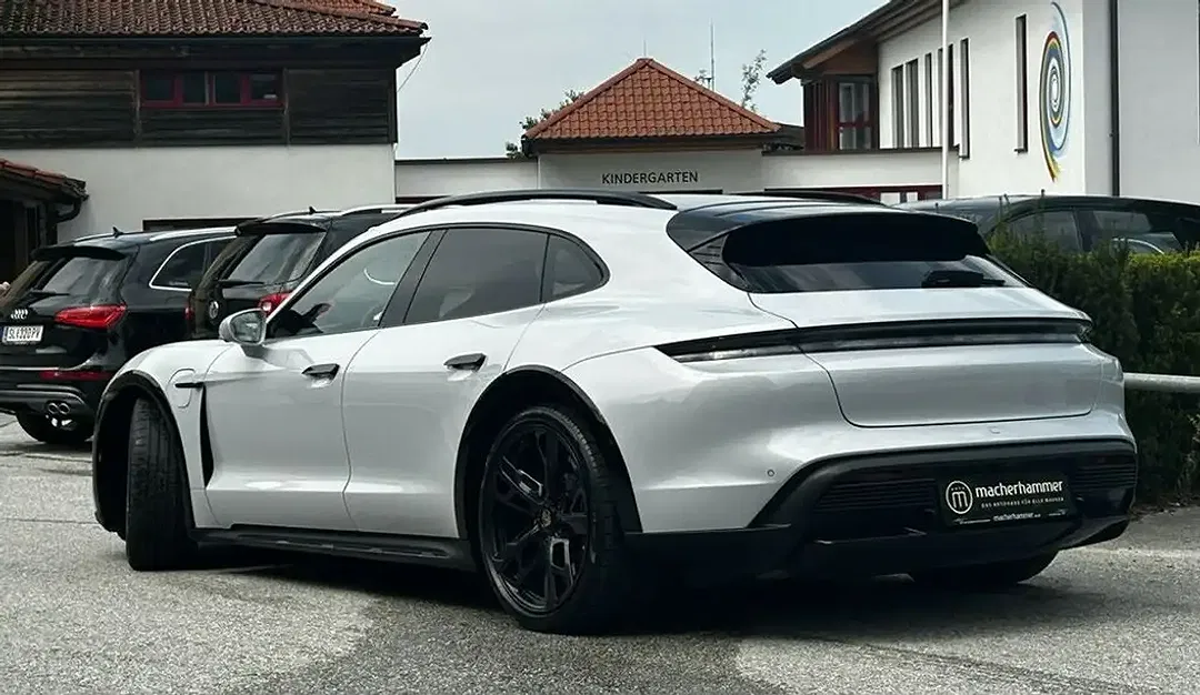 Porsche Taycan Turbo S - Thumbnail 3