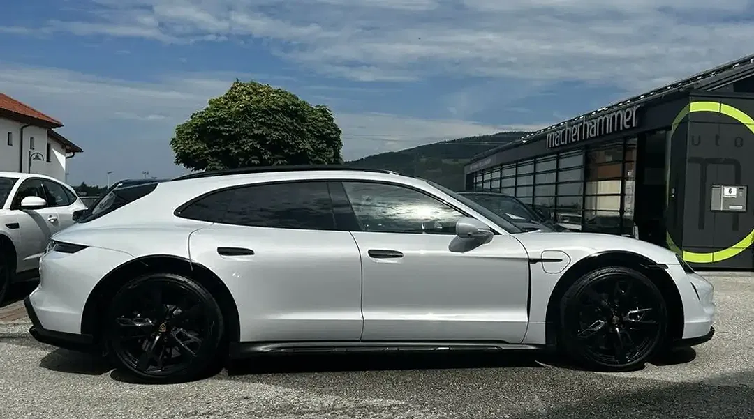Porsche Taycan Turbo S - Thumbnail 6