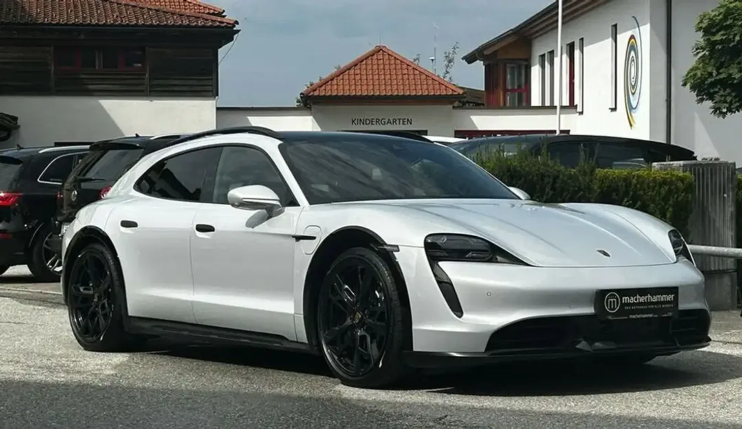 Porsche Taycan Turbo S - Thumbnail 7