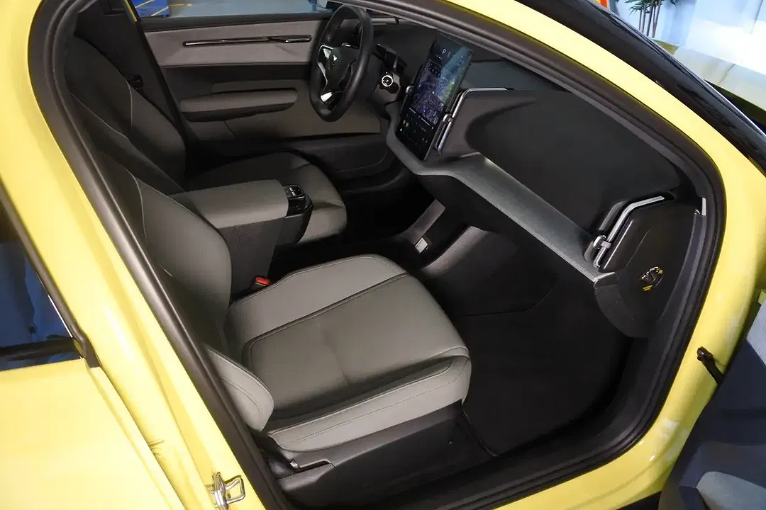 Volvo EX30 Extended Range Plus - Thumbnail 10
