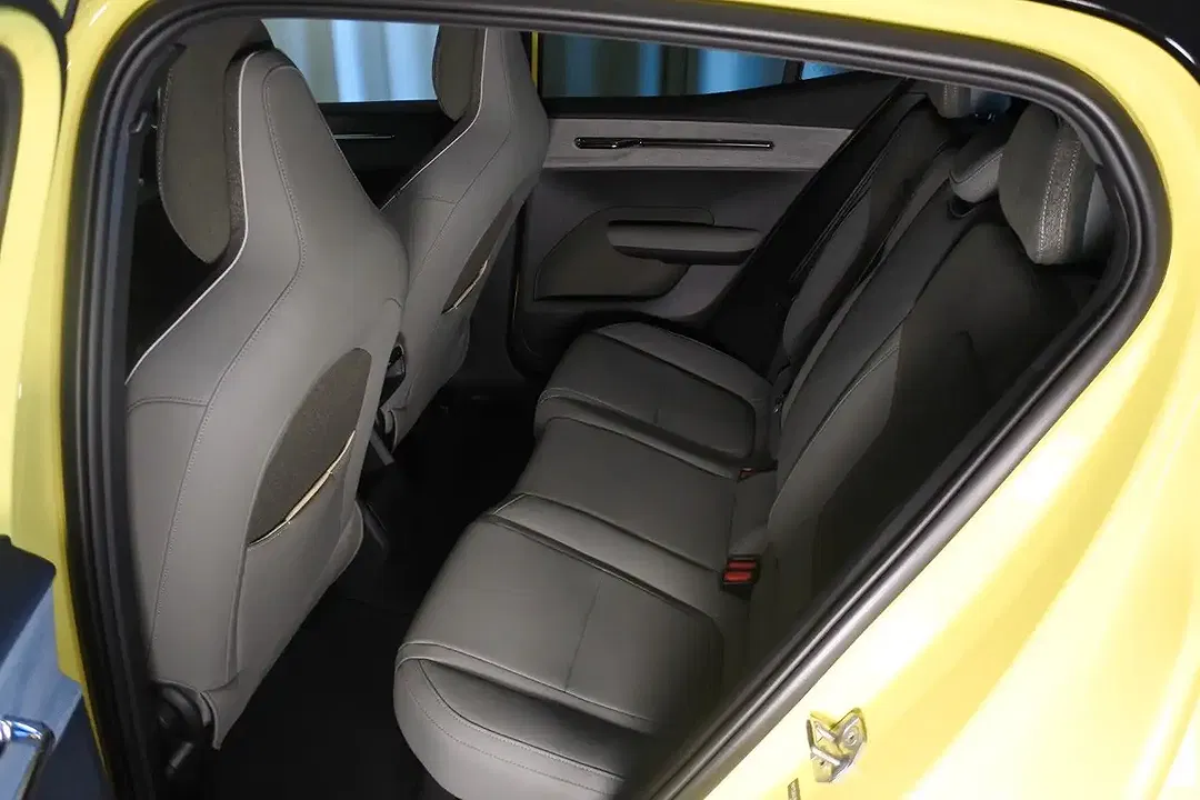 Volvo EX30 Extended Range Plus - Thumbnail 11