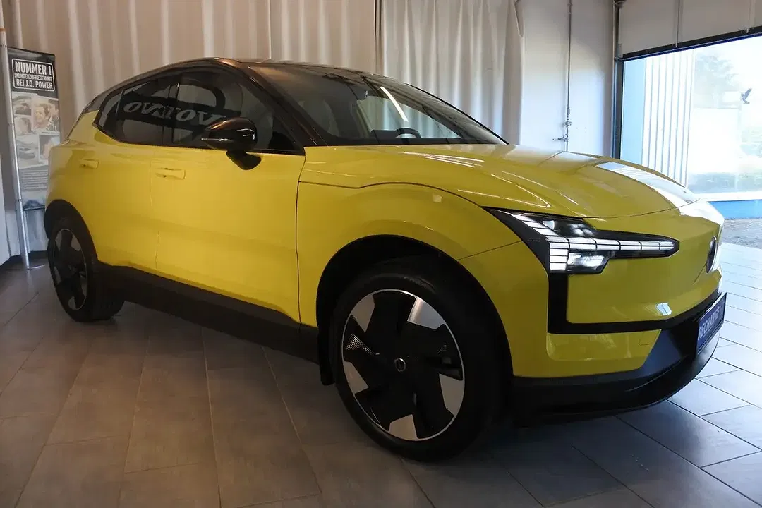 Volvo EX30 Extended Range Plus - Thumbnail 4