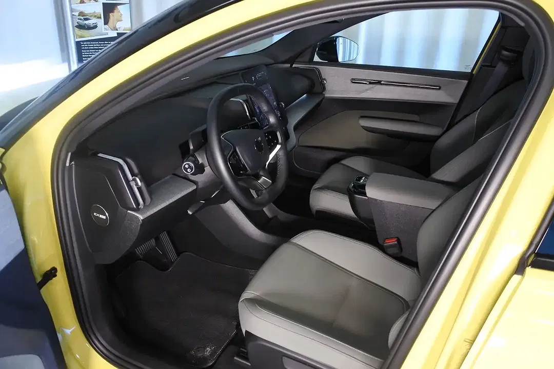 Volvo EX30 Extended Range Plus - Thumbnail 9