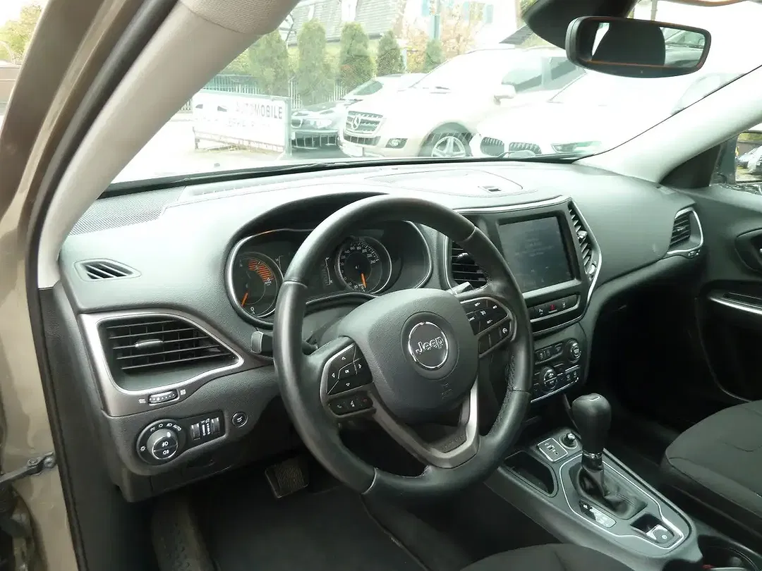 Jeep Cherokee Longitude - Thumbnail 9