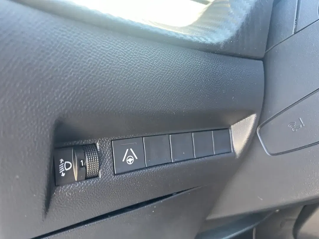 Peugeot 2008 130 PureTech EAT8 Allure - Thumbnail 19