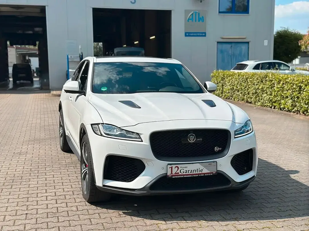 Jaguar F-Pace 4x4 SVR - Thumbnail 3