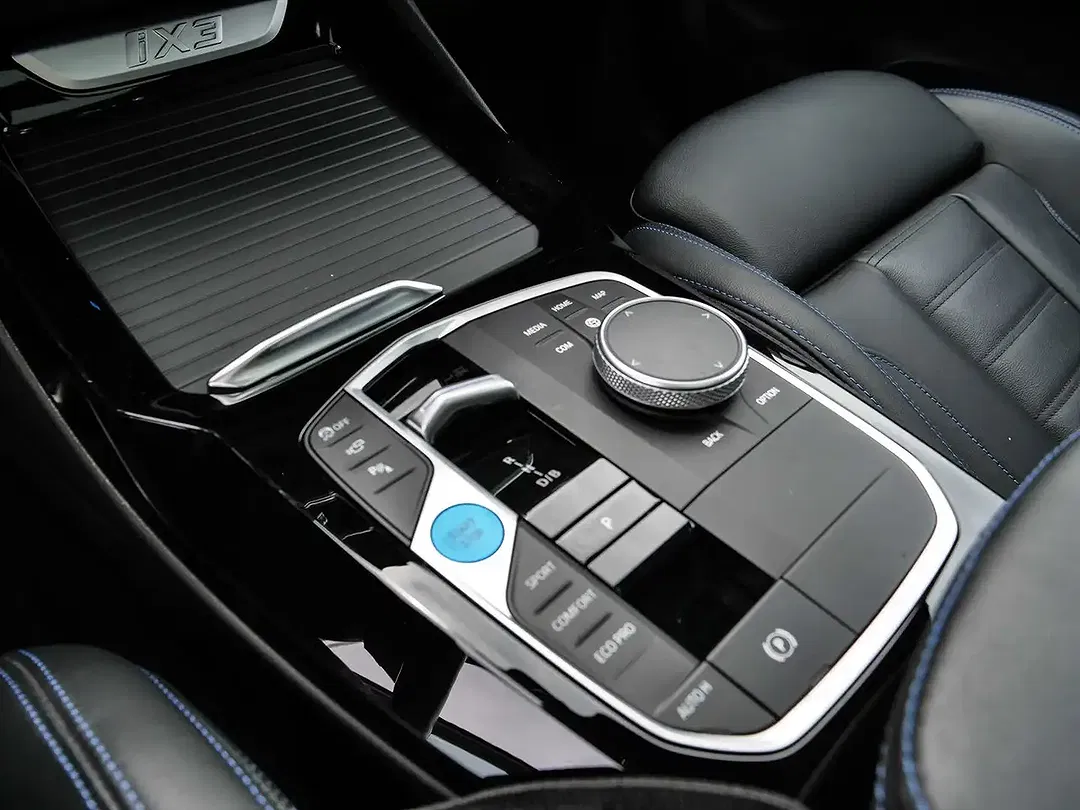 BMW iX3 - Thumbnail 23